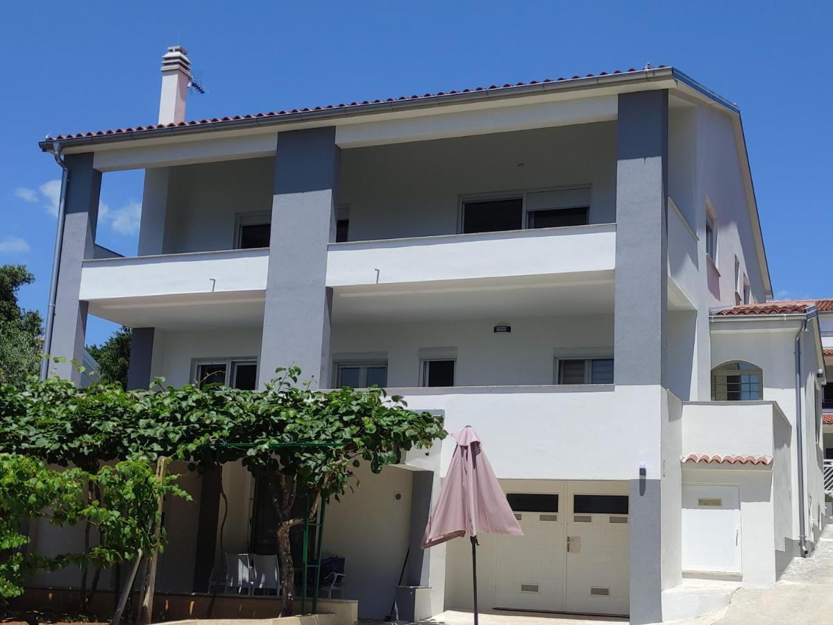 Apartment Emily, 6 2 Guests, Newly Refurbished Pula
