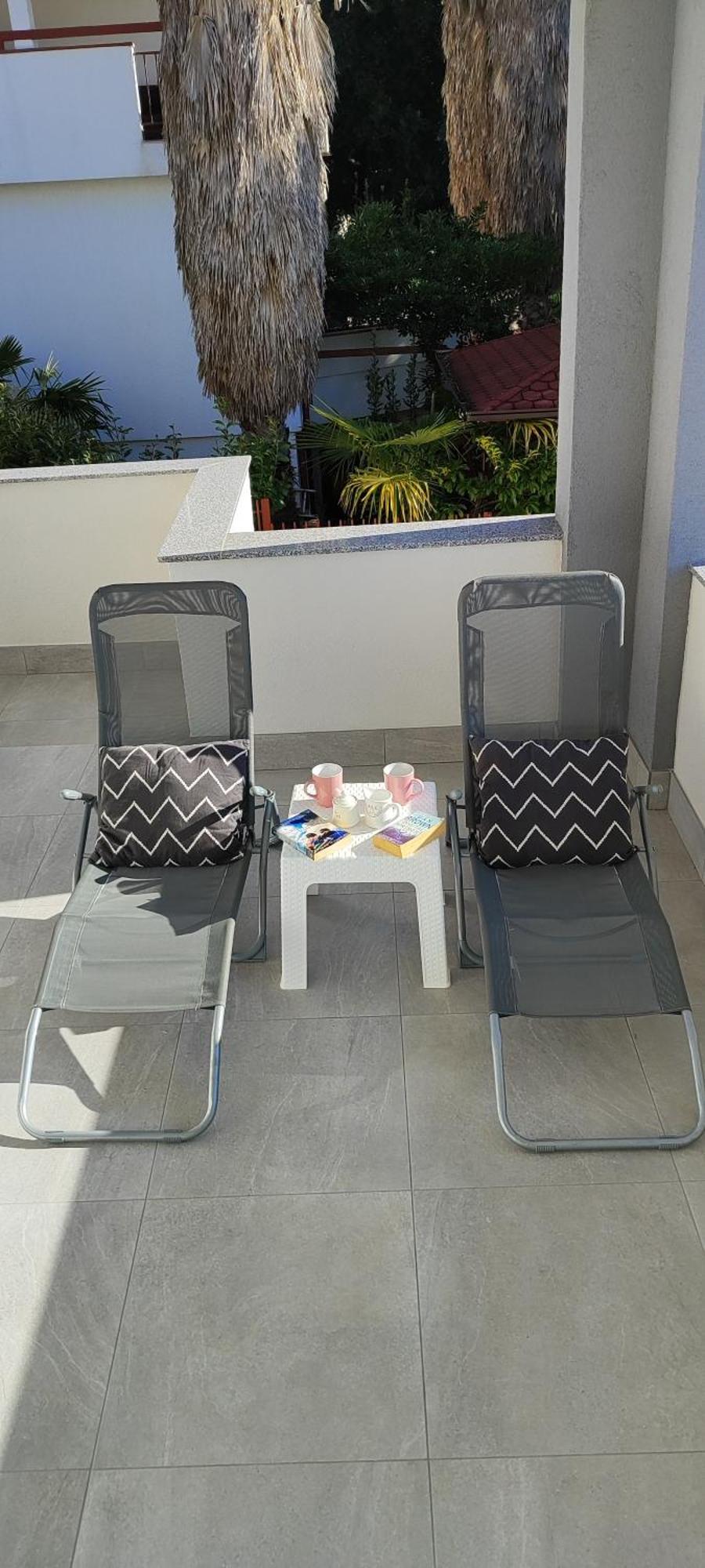 Emily, 6 2 Guests, Newly Refurbished Apartment